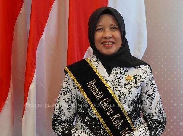 Momentum HUT PGRI ke-80: Hj. Nafisah Wahyudi Dikukuhkan Jadi Ibunda Guru Muratara